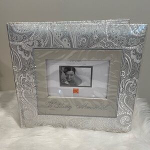 Beautiful Wedding Album by Susie Coelho. Size: 6” x 4”. NWT.
